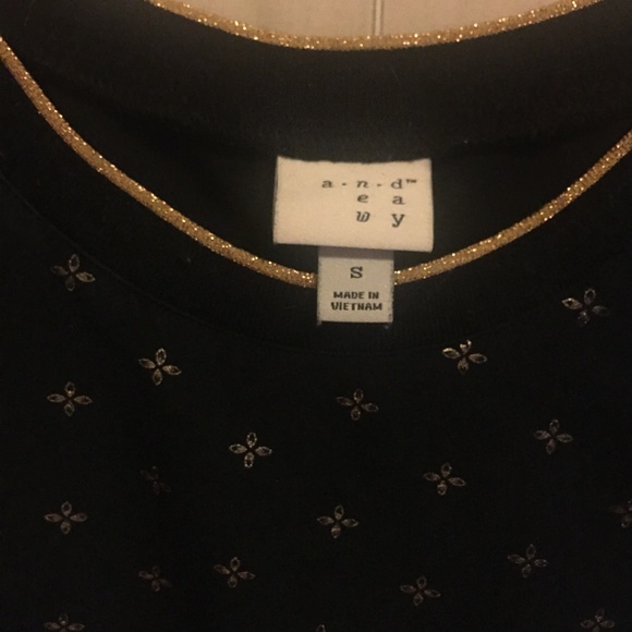 Small Black Short Sleeve Top - Picture 2 of 6